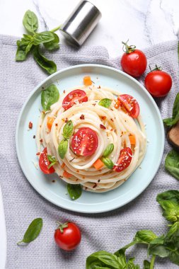 Beyaz mermer arka planda lezzetli primavera makarnalı tabak.