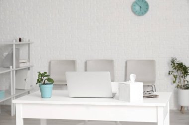 Çalışma yeri ve sandalyeleri olan modern bir klinik.