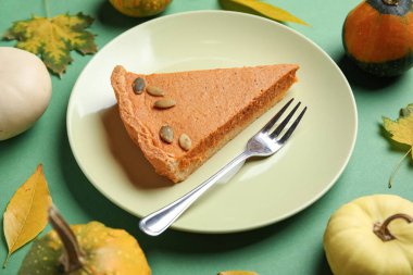 Yeşil arka planda bir parça lezzetli balkabağı turtası.