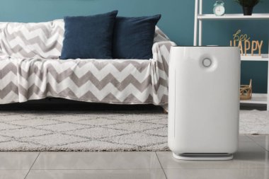 Modern hava temizleyicisi oturma odasının içinde.