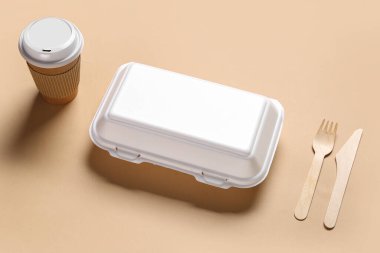 Bej arka planda paket kağıdı, kap ve çatal bıçak takımı