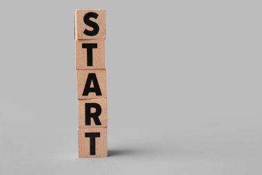 Gri arkaplanda sözcük Başlat Küpleri