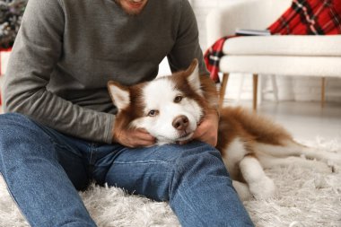 Evde sevimli köpekli bir adam var.
