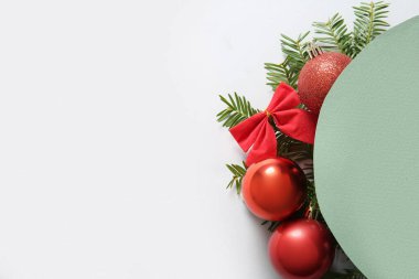 Beyaz arka planda kırmızı Noel dekoru olan yeşil yuvarlak boş kart