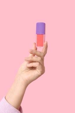 Pembe arka planda el ele tutuşan ruj