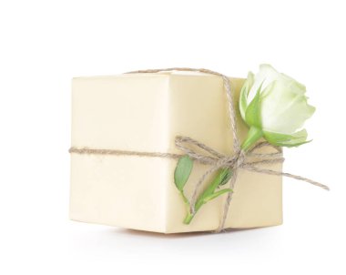 Beyaz arka planda güzel bir gül çiçeği olan hediye kutusu. Uluslararası Kadınlar Günü