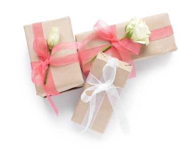 Beyaz arka planda güzel güller olan hediye kutuları. Uluslararası Kadınlar Günü