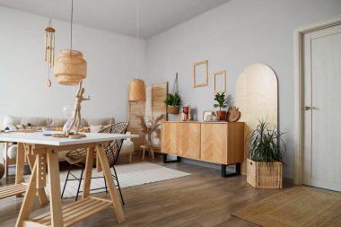 Rüzgâr çanı ve sanatçının çalışma yeriyle aydınlatma odasının içi