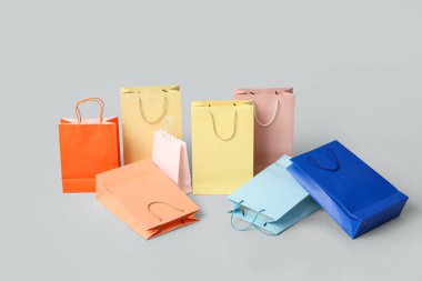 Gri arka planda farklı alışveriş çantaları