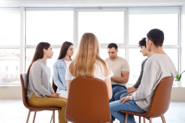 Grup terapi seansında üzgün genç adam