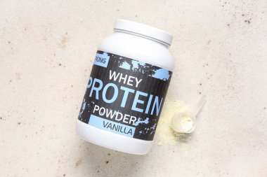 Hafif arka planda protein tozuyla şişe ve kepçe