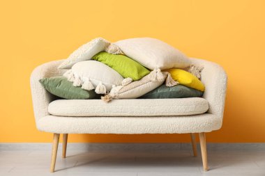 Ekoseli kanepe ve bir sürü yastık.