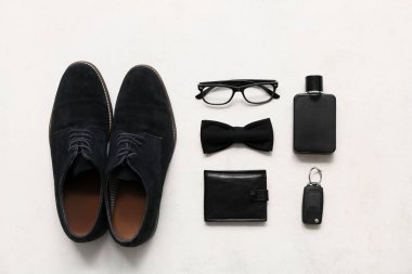 Beyaz arka planda gözlüklü, papyonlu ve cüzdanlı erkek aksesuarları. Üst görünüm