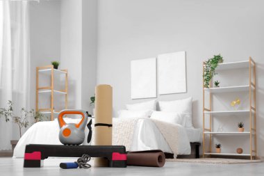 Yatak odasında spor malzemeleri var.