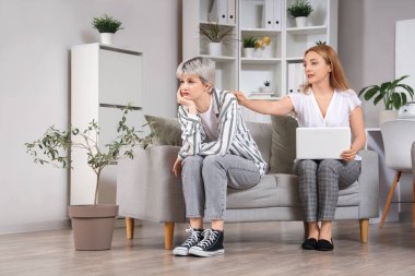 Ofisteki koltukta oturan üzgün genç kız.