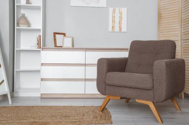 Tabloları, tuvaleti ve koltuğu olan şık bir oturma odası.