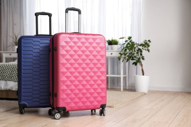 Bavullar yatak odasının içinde.