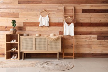 Çekmeceler, raflar ve merdiven. Koridorun iç tarafında.