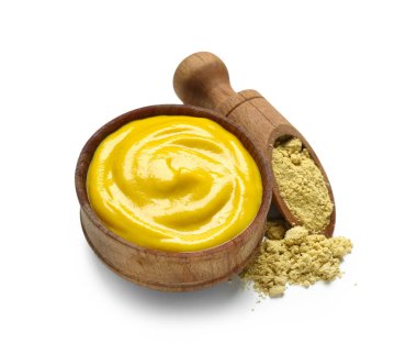 Beyaz arka planda izole edilmiş kremalı hardal ve pudra kâsesi.