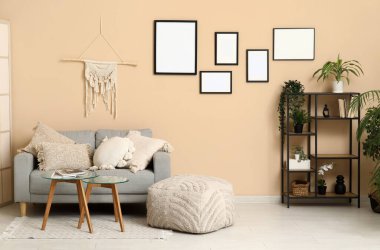 Sıcak kanepe, raf ünitesi, sehpa ve puf oturma odasında.