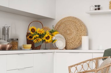 Açık mutfakta tezgahta ayçiçekli sepet.