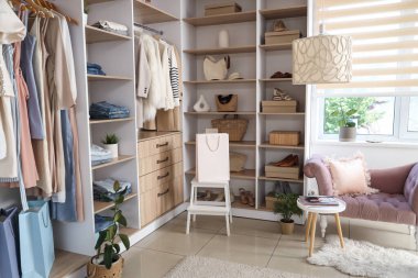 Giysileri, ayakkabıları ve koltuğu olan şık bir butiğin içinde.