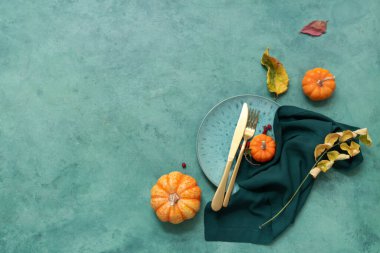 Taze balkabakları, gül kalçası böğürtlenleri ve yeşil arka planda sonbahar yapraklarıyla güzel bir masa.