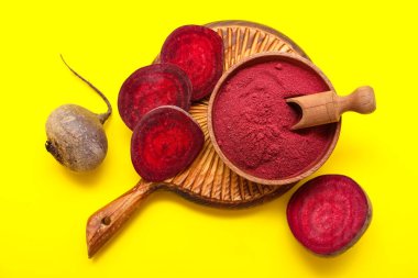 Sarı zemin üzerinde pancar tozu olan bir kase.