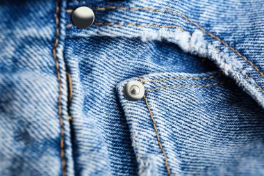 Arka plan olarak şık kot pantolonlar, yakın plan