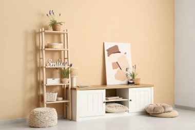 Güzel Muscari çiçekleri ve posteri olan modern bir oda.