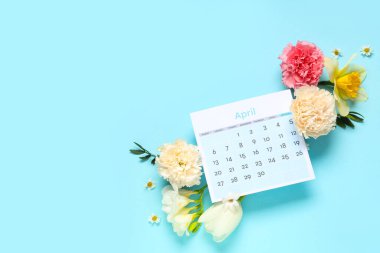 Nisan takvimi ve renk arkaplanındaki güzel bahar çiçekleriyle kompozisyon