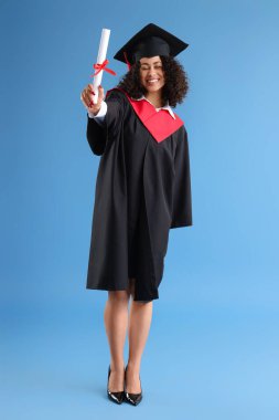Mavi arka planda diploması olan mutlu Afro-Amerikan bayan mezunlar.