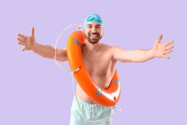 Leylak arka planında halka şamandırası olan erkek yüzücü