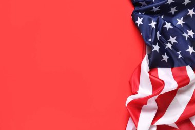 Kırmızı arka planda ABD bayrağı. Bağımsızlık Günü kutlamaları