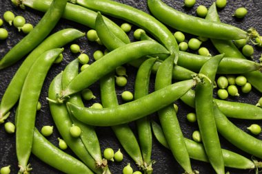 Siyah grunge arka planda taze bezelye ile kompozisyon, yakın çekim