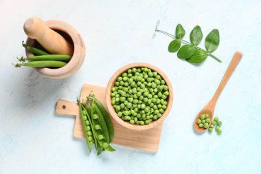 Havan topu, kabuk ve kase mavi grunge arka planda taze bezelye ile