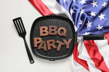 Amerikan bayrağı, ahşap harflerden ve beyaz grunge arka planda barbekü malzemelerinden yapılmış barbekü partileri. Bağımsızlık Günü kutlamaları