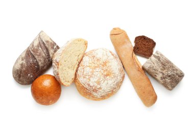 Beyaz arka planda izole edilmiş farklı taze ekmek somunları