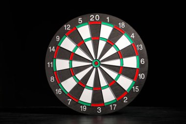 Koyu arkaplanda dart oynamak için tahta