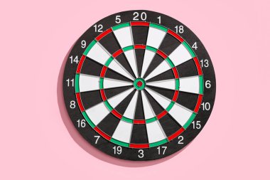 Pembe arka planda dart oynamak için tahta