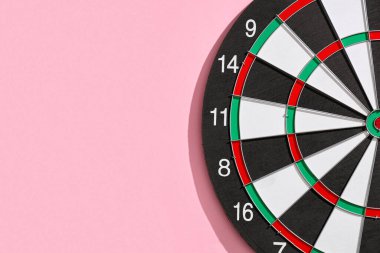 Pembe arka planda dart oynamak için tahta