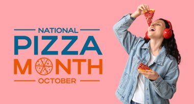 Kulaklıklı güzel bir kadın pembe arka planda lezzetli pizzalar yiyor.