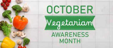 Mantarlı taze sebzeler ve beyaz fayanslı marul.