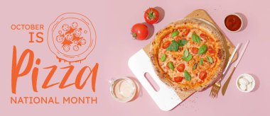 Ulusal Pizza Ayı 'nın afişi. Pembe arka planda lezzetli pizzalar.
