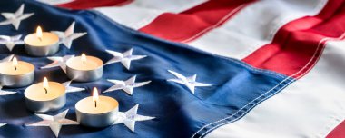 ABD bayrağında mum yakmak. Terörist Saldırıları Mağdurları İçin Ulusal Namaz ve Anma Günü