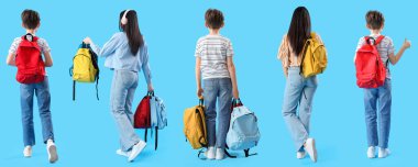 Farklı yaşlardaki birçok öğrenci mavi arka planda, arka planda