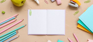 Bej arkaplanda boş defter ve kırtasiye malzemesi