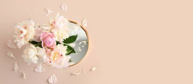 Bej arkaplanda ayna ve güzel şakayıklar, metin için boşluk, üst görünüm