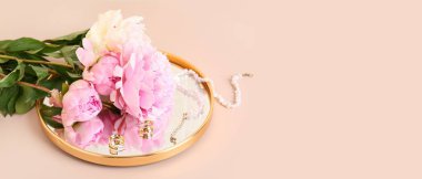 Ayna, mücevher ve bej arka planda güzel şakayıklar, metin için yer var.