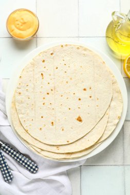 Beyaz fayanslı taze lavaş ve sos tabağı.